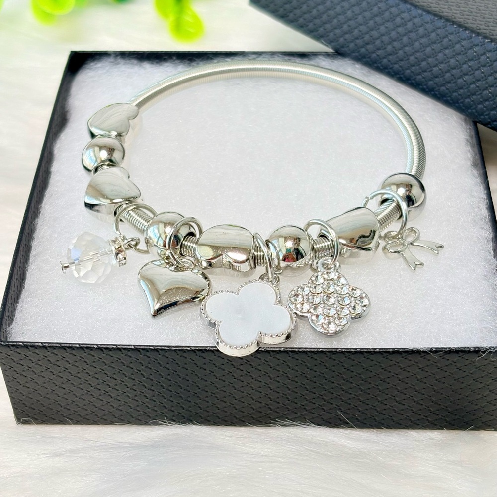 Silver Clover Charm Bracelet‎ with Hearts